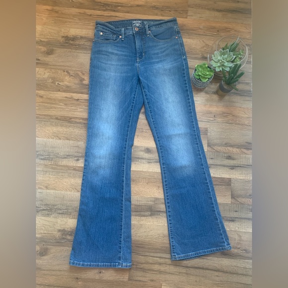 Levi Strauss  Gold  Totally Shaping Bootcut Jeans - Picture 1 of 15